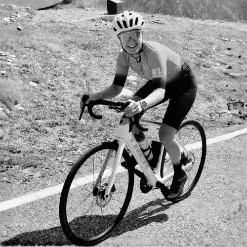 Marina Centelles en bicicleta en carretera de montaña