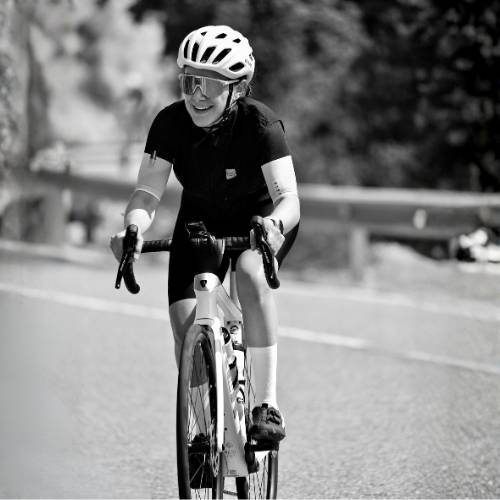 Marina Centelles en bicicleta de carretera