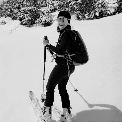 Marina Centelles esquiando en la montaña