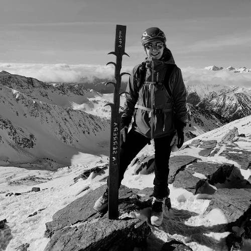 Marina Centelles en la cima de una montaña